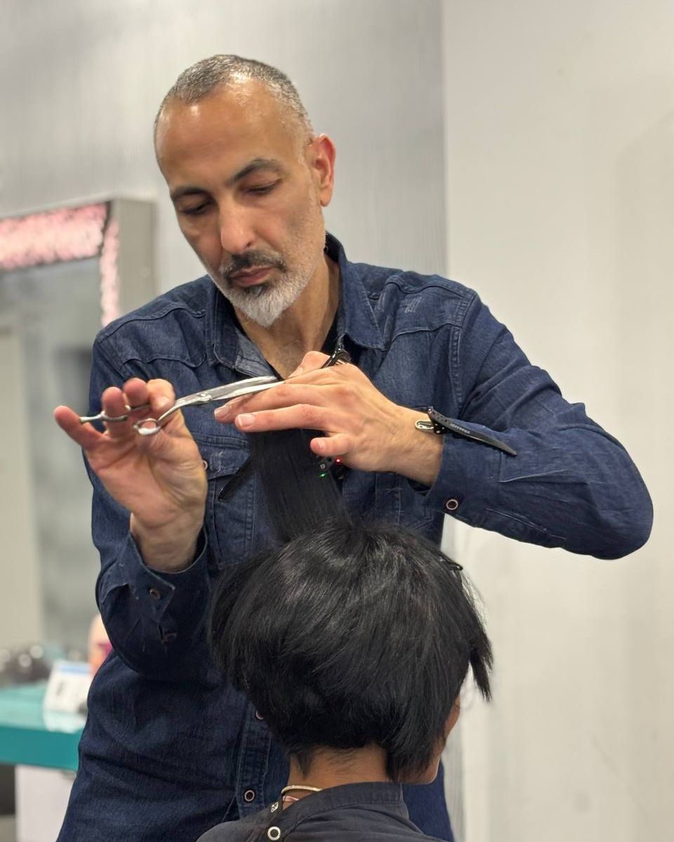 Yaniv Levy cutting a client’s hair